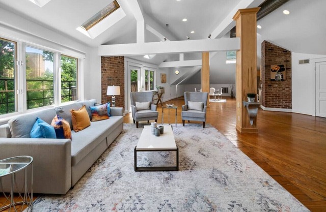 Hyde Park 2BR/2BA Penthouse with Private Patio