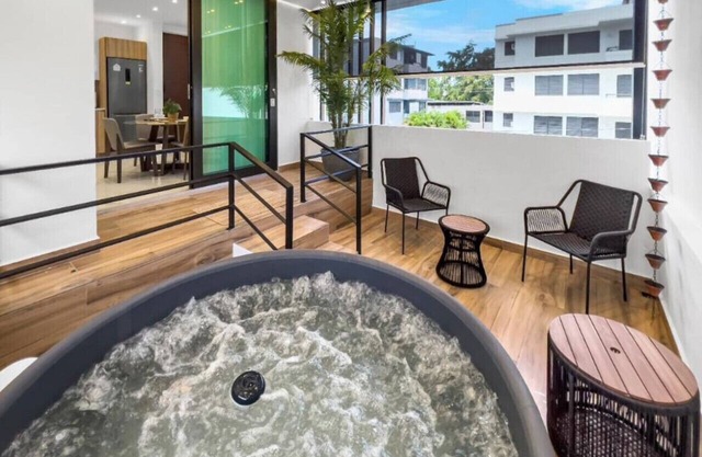 Hyde Park #6 | Couples Retreat Apt W/Jacuzzi