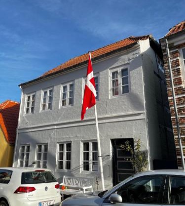 Hyggeligt stort værelse midt i Ribes gamle bydel