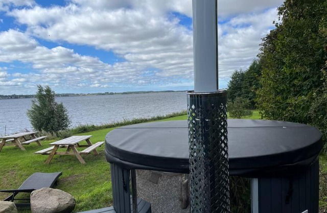 Hytte-vandudsigt-Hottub-hygge