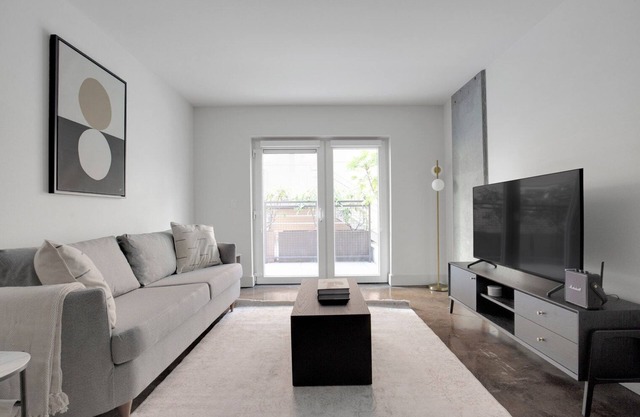 Ideal Bellevue 1BR w/Gym & Roof Lounge, easy commute, by Blueground