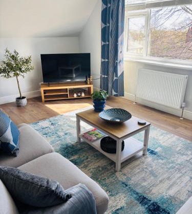 Ideal Contractor Business & Family Friendly 2-Bed Apartment Quiet & Spotless with Fast WiFi Large Screen Smart TV