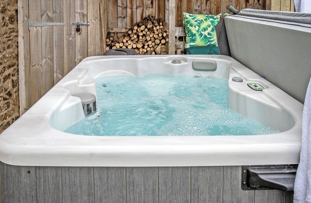 Ideal for a romantic break in County Durham, with a private garden and hot tub.