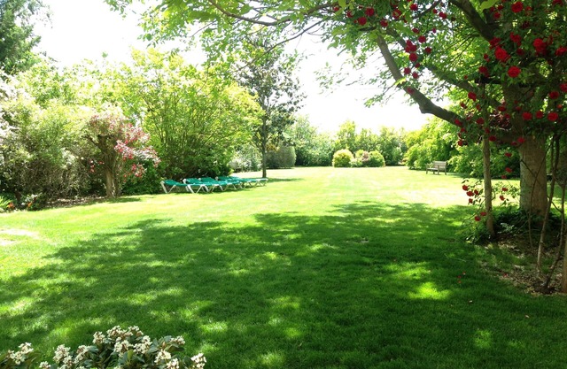 Ideal for family and friends gatherings. Invite peace and rest.