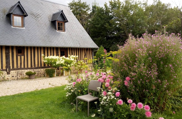 Ideal for 2 families (7-8 p.) Quiet, tree house, forest. 15% extra/week.