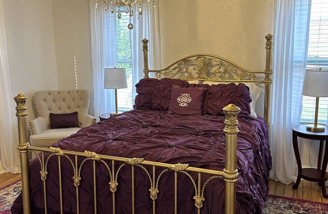 IDEAL LOCATION DOWNTOWN-groups&families! Living rooms on 3 levels-ADA accessible