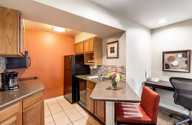 Ideal Mix of Comfort and Value! Free Breakfast, Near Dive N Surf, Redondo Beach