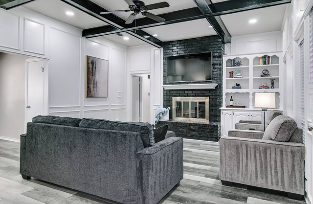 Ideal spot for business or family; sleeps 10 guests