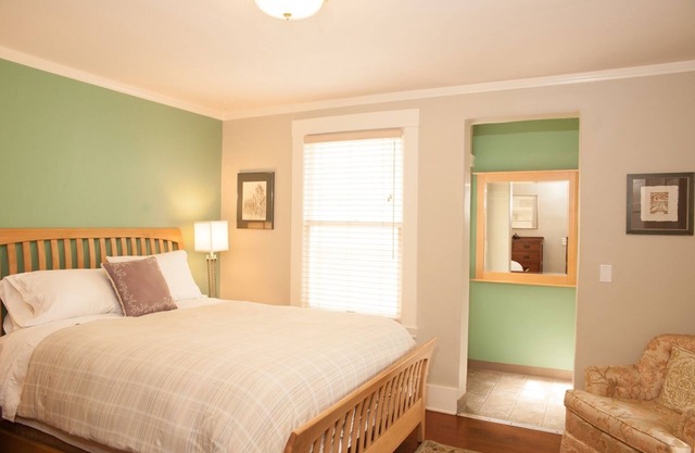 Ideal West Beach Location! Walk/Bike Everywhere! Rooftop Garden!