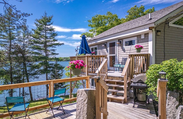 Idle Ours Cottage: Waterfront in Maine