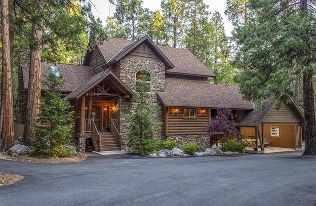 Idyll-Lodge Executive Retreat on Strawberry Creek, Spa, AC, 1.5 Acre, 3 King Bed, Secluded!