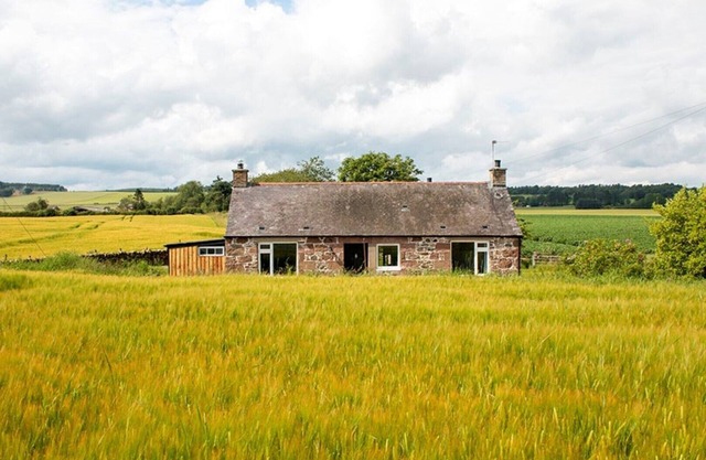 Idyllic location; sleeps 2; accessible; wood burner; dog friendly (pet fee)