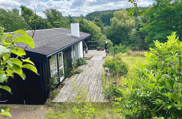 Idyllic summer house on a large natural plot
