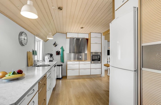 Idyllic thatched cottage with bright and modern decor in the middle of the Limfjord.