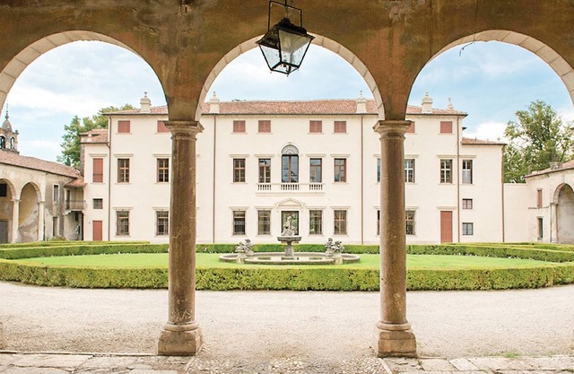 If you are looking for a spectacular location for your vacation in Veneto, this terraced house in Ca