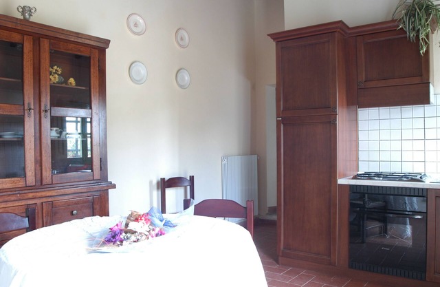 Il Noce apartment in Farmhouse with swimming pool on the hills of Pisa