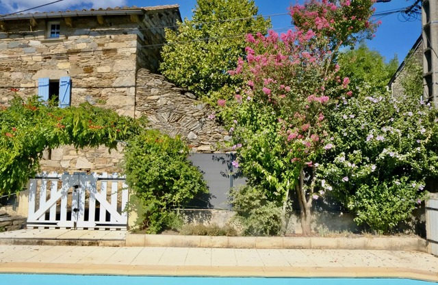 Imagine your vacation: 180m2, authentic, private pool, intimate and open too.
