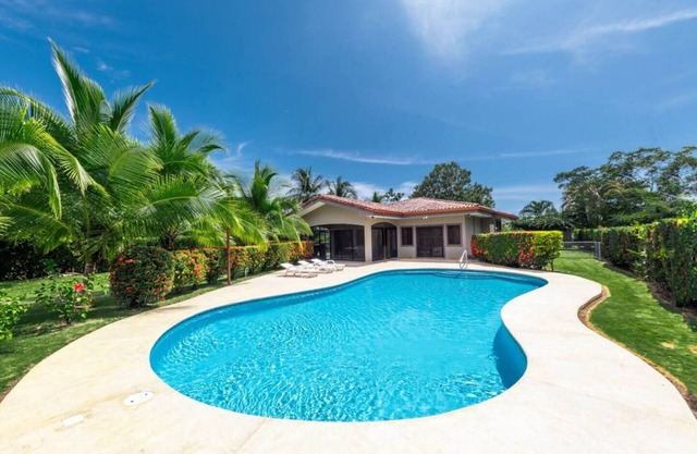 Immaculate 3 bedroom, 2 bathroom private villa with private pool
