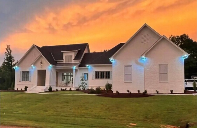 IMMACULATE 5 bedroom home in one of Oxfords most desired neighborhoods w/a pool