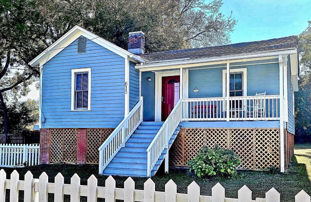 Immaculate Cottage in the Historic District. Quiet street, large fenced yard.