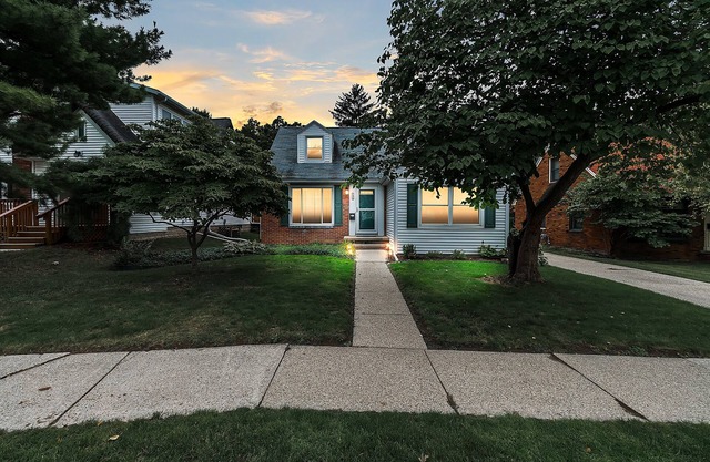 Immaculate home close to MSU, hospitals & downtown!