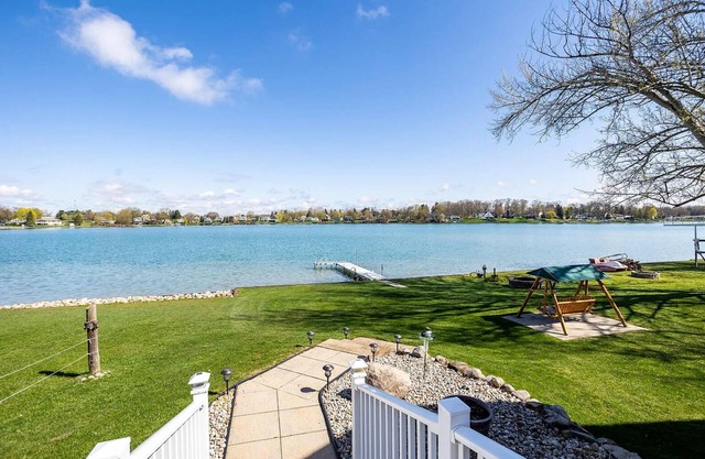 Immaculate Waterfront Cottage on Silver Lake in Irish Hills