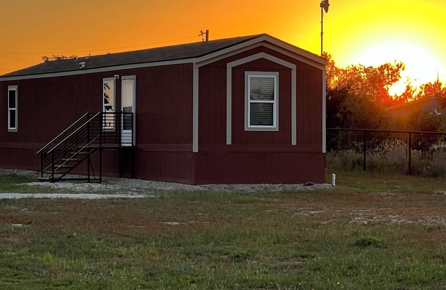 Impeccably Clean 2 Bed/ 2 Bath Country Home