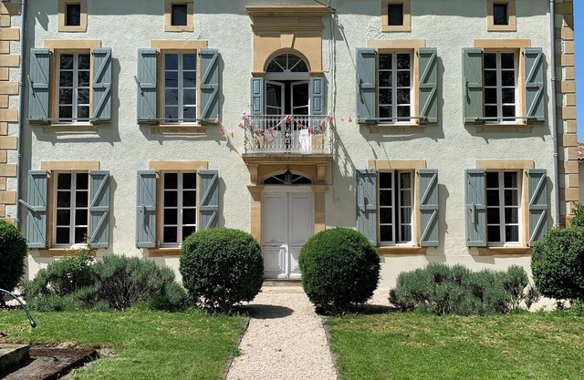 Impressive 4* country house with private heated pool and Hot Tub. Sleeps 10.