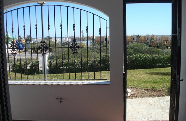 Impressive in ground floor with terrace of 2 rooms and pool