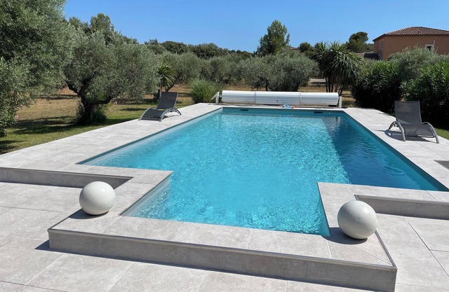 In a haven of peace villa with swimming pool, soccer field, pétanque.