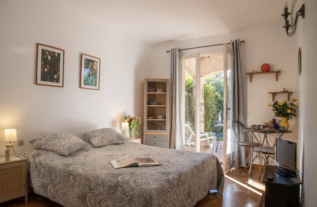 In a magnificent 2-person villa with covered terrace and garden
