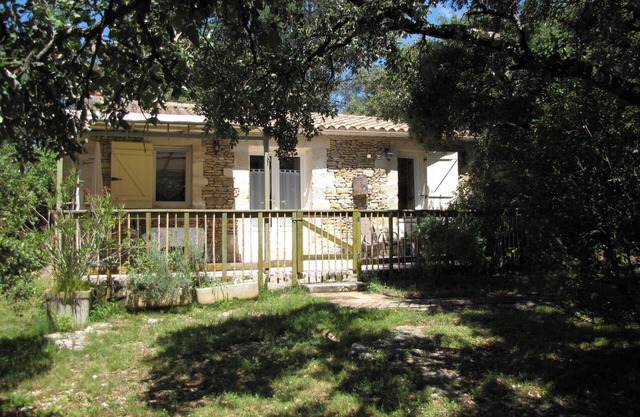 In a Mediterranean park, quiet gîte, swimming pool, bike hire