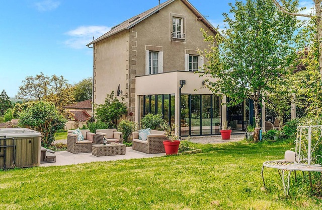 In a quiet and green location, this spacious and comfortable vacation home welcomes you.