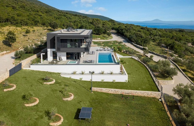 In a unique location and with a fantastic panoramic view of the sea, this luxury villa in Viskovici