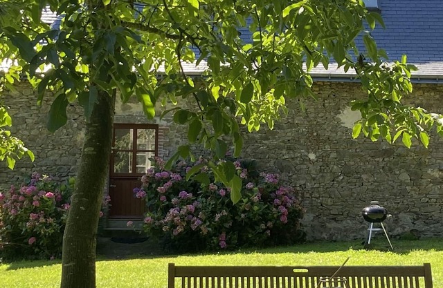 In Anjou, gîte in the castle grounds, with garden and heated swimming pool.