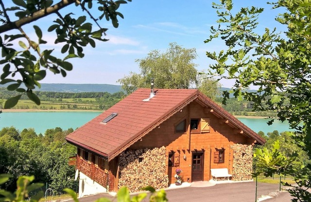 In Clairvaux-Les-Lacs: 35m2 suite overlooking the lakes!