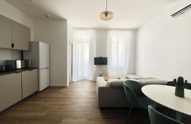 In front of Tramway, refurbished T2 apartment