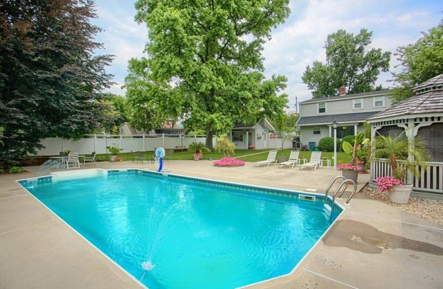 IN-GROUND POOL, Large Private Fenced Yard, Dining Gazebo, Outdoor Kitchen/Bath