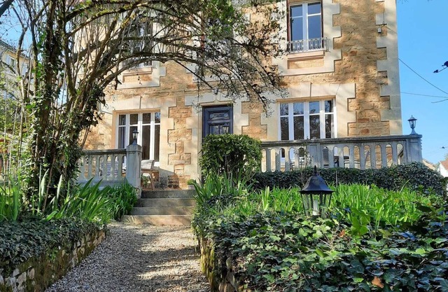 IN SARLAT, ONLY 600M TO MEDIEVAL CENTRE, DETACHED HOUSE, HEATED POOL, PARKING