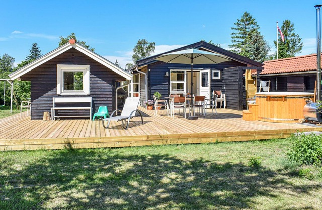 In the cozy cottage area of Vellerup, just a few minutes walk from the fjord, you will find this wel