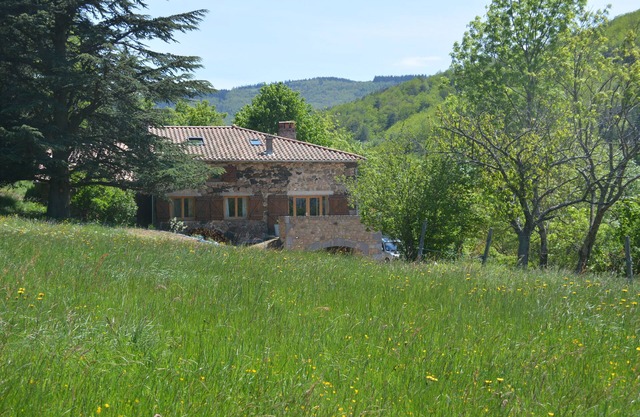In the middle of nature, large and comfortable farm, completely renovated in 2016