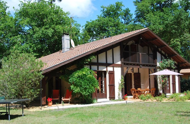 In the heart of the Médoc, beautiful family home close to ocean beaches.