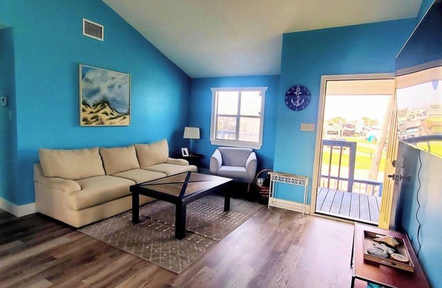 In the Heart of Port A! Beach - Boat - Fish! Cart Zone - Pets OK - Fenced Yard