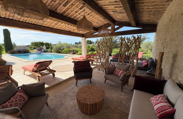 In the heart of Provence, the House of Friends offers you a haven of peace.