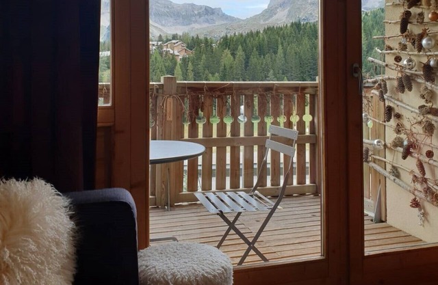 In the heart of the resort, south-facing terrace, tastefully decorated, T2 sleeps 4. All on foot.