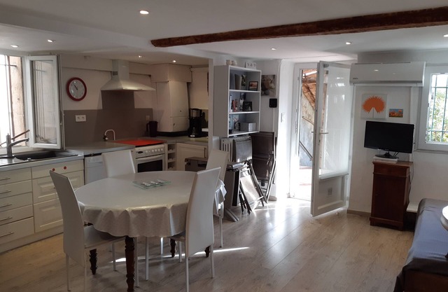 In the heart of Vence, village house with garden 200 m²