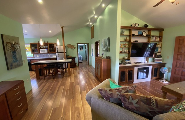 In the heart of West End, Roatan - Mariposa Lodge - Unit 6