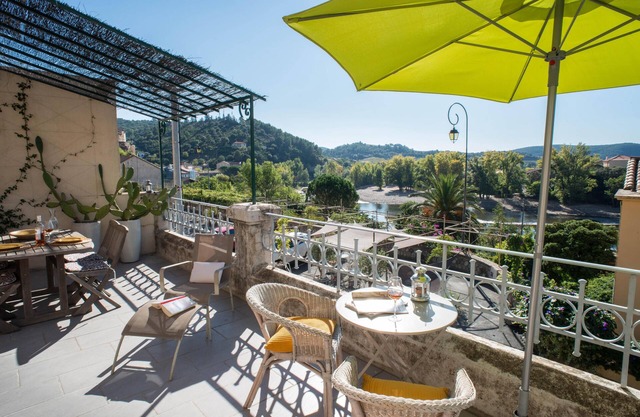 In the middle of Roquebrun, sunny terrace overlooking the river