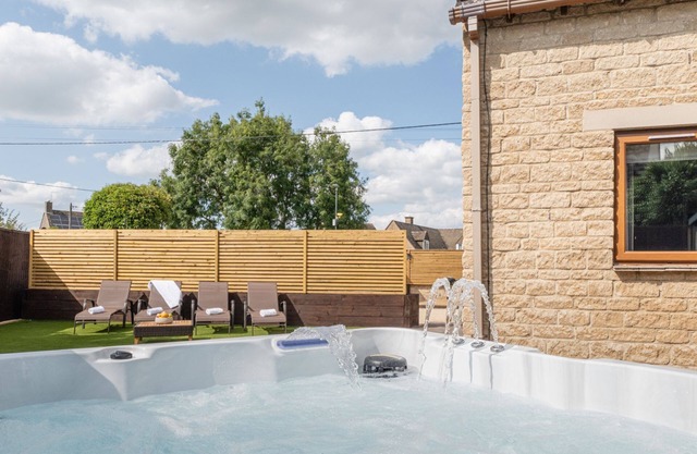 Incredible dog friendly holiday home in the Cotswolds with a hot tub - Puddleduck House