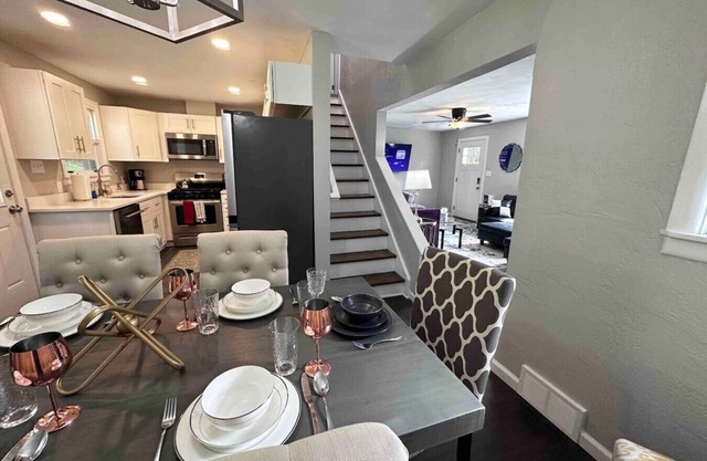 Incredible 5 bed 2 bath w/HOT TUB close to Pitt